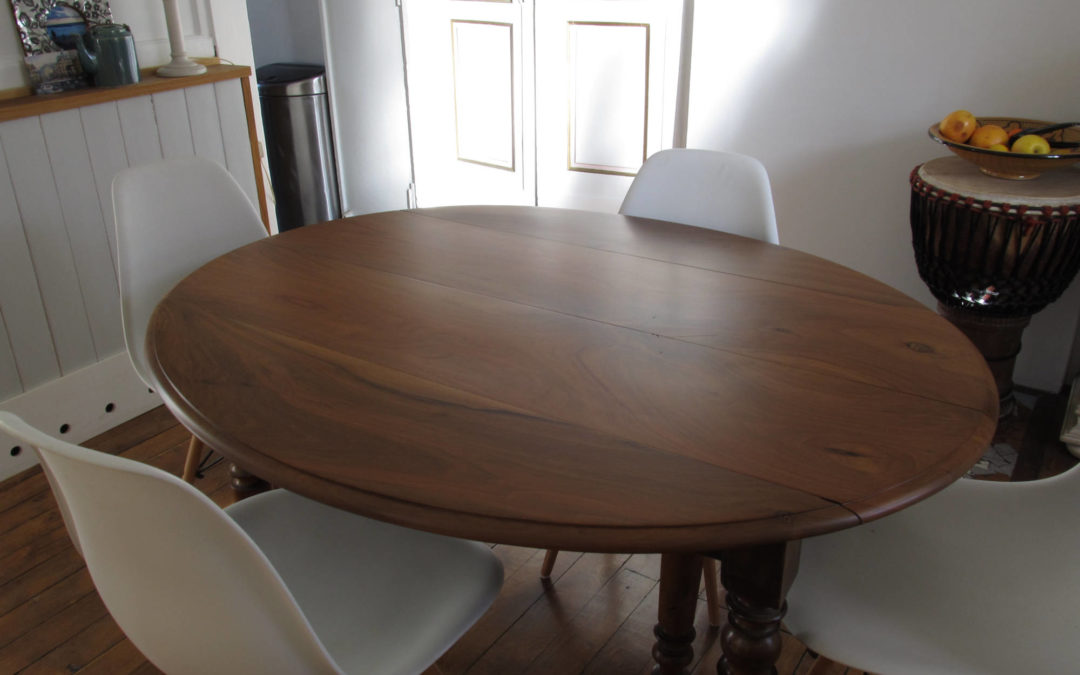 Restauration d’une table en noyer