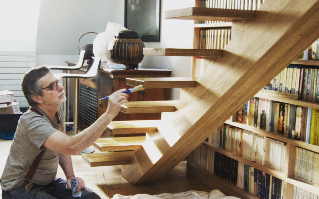 Escalier et bibliothèque chêne appartement parisien